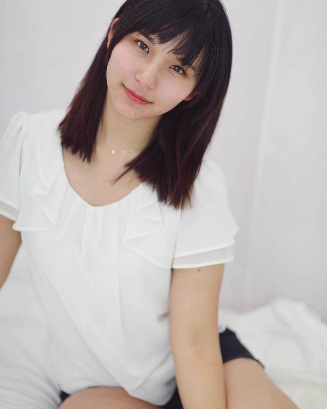 のインスタグラム：「:﻿ フレッシュ撮影会のHPに載せている現在のプロフィール写真です。﻿ だいぶ髪が伸びてきたのでこちらに変更💭正統派って言われたけど、どうでしょ、、🤨？﻿ ﻿ #mywork﻿﻿ #mydream﻿﻿ ﻿﻿ #ポートレート#ポートレート部#ポートレートモデル#被写体#撮影#撮影会#写真好きな人と繋がりたい#作品撮り#人像#秋葉原#portrait#portraitphotography#browneyes#model#japanesemodel#asianmodel#fashion#portrait_perfection#asiangirl」