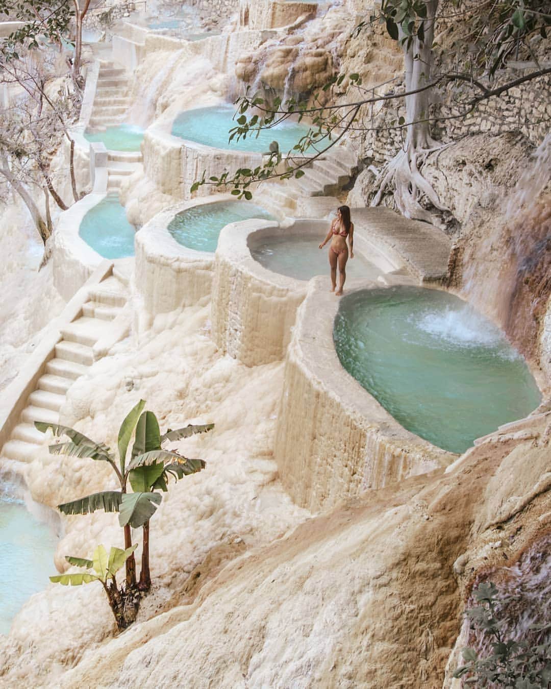 Discover Earthさんのインスタグラム写真 - (Discover EarthInstagram)「Las Grutas Tolantongo, or the Tolantongo caves, are a tourist park with a collection of hot spring pools built into a cliff in Hidalgo, Mexico ! How beautiful ! 🇲🇽 Who would you want to discover this place with ? — 📍#DiscoverMexico — 📸 Photo by @two.globetrotters ​」3月20日 16時10分 - discoverearth