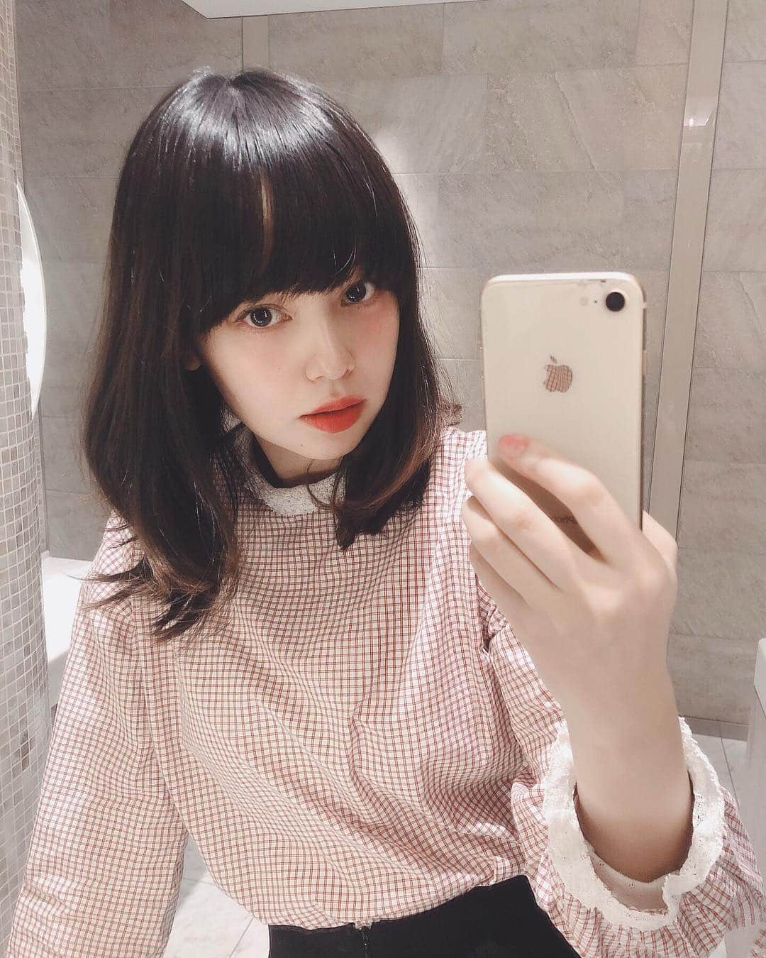 のインスタグラム：「発売当時、わ、すご。。と思ってた @dysonjapan のAirwrap、私も体験させてもらいました✋  結論、これは欲しい🥺くるくるしすぎるのかと思ってたけど、角度を変えたらこんな柔らかい平巻きもできました！ 濡れた髪を乾かしながらカールできるのがすごい。ドライヤーで乾かしてコテを使うよりかなり時短になるし、髪が傷みにくくて良い！髪が巻きついていくのも、面白い。  いやーこれは実際に使ってみないとわからなかったな。。気になってた人は、伊勢丹新宿店のDysonPOPUPが今日から3/23までなので、ぜひ試してみてください！🌸 #dysonhair  #ダイソンエアラップ  #ダイソンスーパーソニック #新宿伊勢丹  #ヘアスタイル  #dysonsponsored」