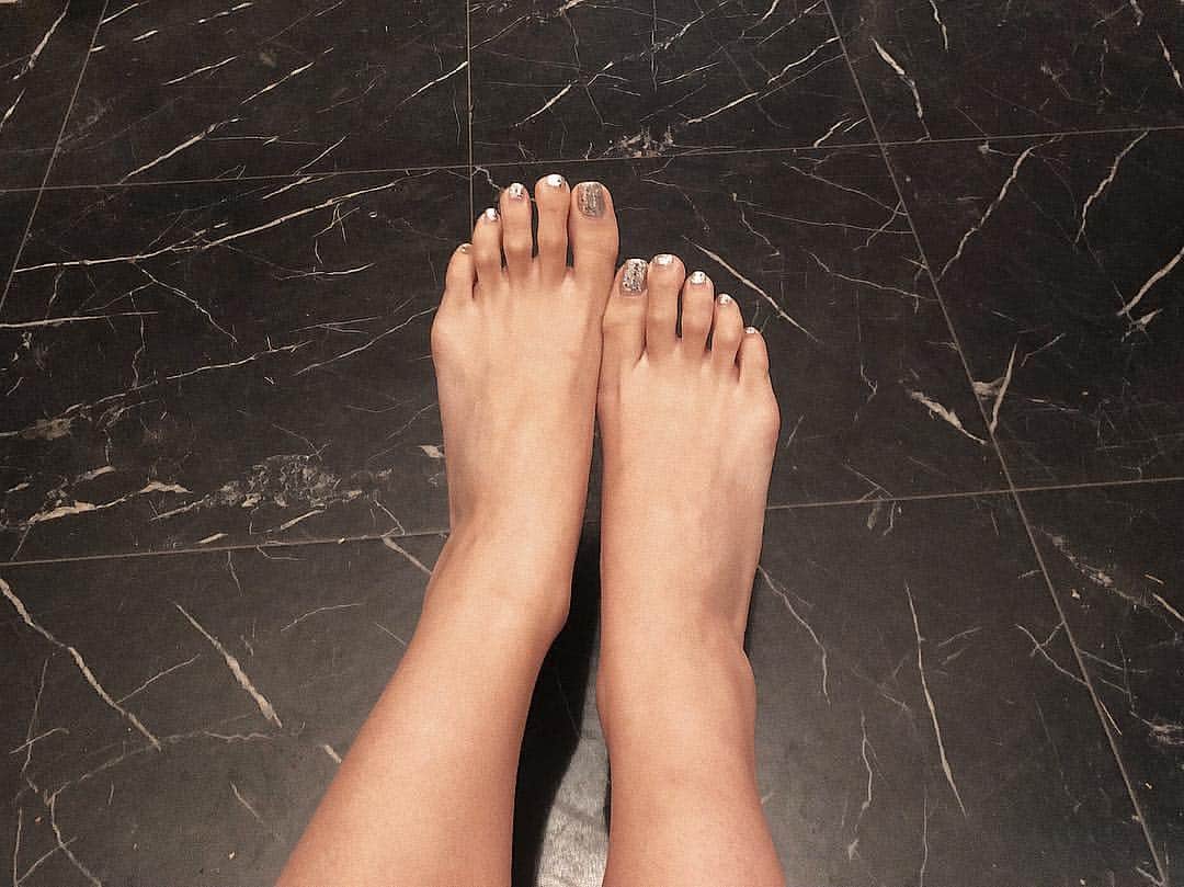 山本いさ奈さんのインスタグラム写真 - (山本いさ奈Instagram)「今のフットネイルはシルバーのラメ✨✨✨ 今日めちゃめちゃ暖かい🌸 早くサンダルが履きたいなぁー🤤 #foot#footnail#leg」3月20日 16時13分 - _____isana_____