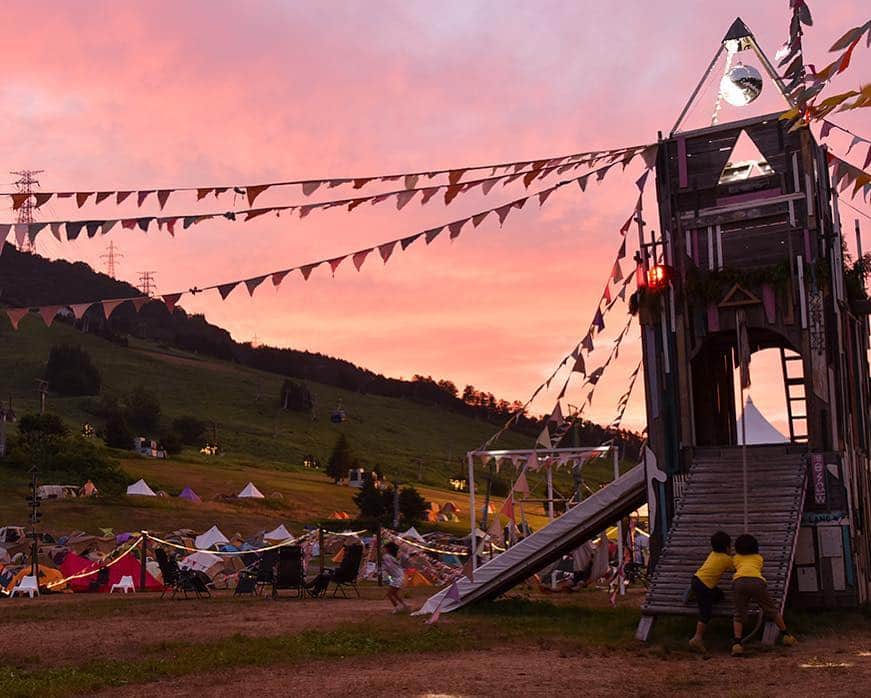 のインスタグラム：「🏕#pyramidgarden 🏕 . 発売初日で早々に売り切れた大人気ツアーバス利用者専用キャンプサイト「PYRAMID GARDEN」、急遽若干数の追加販売が決定✨  販売日時：3/25（月）11:00～ ＊先着順  #fujirock #フジロック #fujirockfestival」