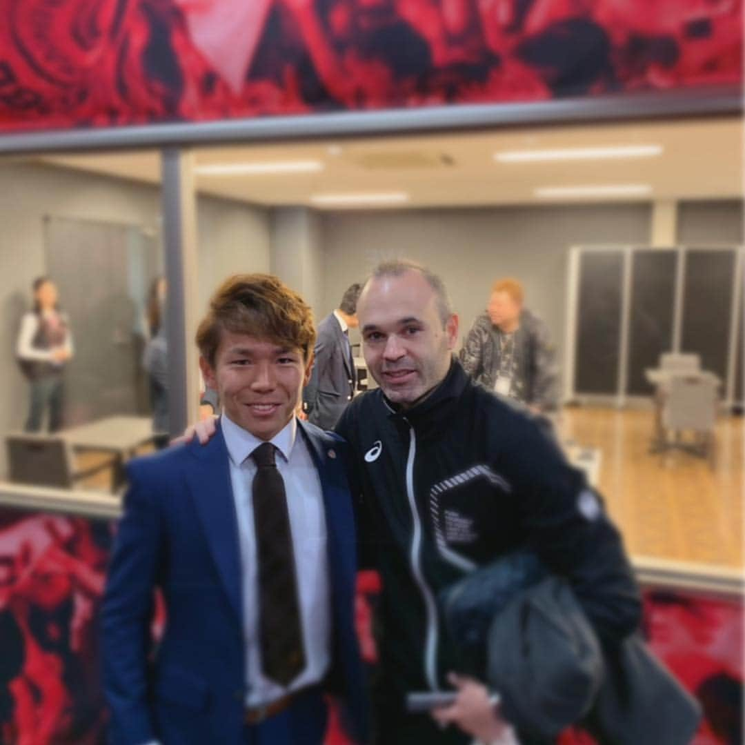 金子翔太のインスタグラム：「#andresiniesta  #イニエスタ #緊張感漂う #次はボールとりたい #Jリーガー1のミーハー #ヴィッセル神戸」