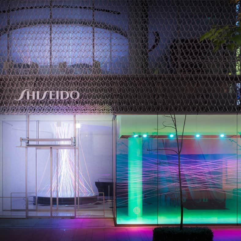 資生堂 Shiseido Group Shiseido Group Official Instagramさんのインスタグラム写真 - (資生堂 Shiseido Group Shiseido Group Official InstagramInstagram)「"EXPERIENCE A NEW ENERGY," an exhibition inspired by brand @SHISEIDO's #EssentialEnergy skincare line, has won the Interior Architecture Gold Prize at the #iFdesignaward2019. The exhibition was a joint collaboration with @WOWinc_jp and @HAKUTENcreative, and Keisuke Hori of the #ShiseidoCreativeDivision and HAKUTEN's Space Designer, Koji Nakae, were on site to represent the team and receive the award. The project was also honored with Exhibition of the Year at The #FrameAwards2019, and the DSA Design Award Gold Prize 2018.  Learn more: https://www.shiseidogroup.com/news/detail.html?n=00000000002650  #iFdesignaward #ShiseidoCreative #windowart #ifawards2019 @framemagazine #ifaward #ginzaart #shiseidooffice #ウインドウアート #資生堂 #資生堂センデン部  #銀座アート #資生堂銀座ビル #frameawards #资生堂 #藝術 #艺术 #아트 #뷰티」3月20日 16時18分 - shiseido_corp