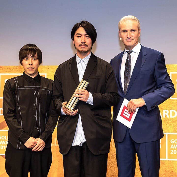 資生堂 Shiseido Group Shiseido Group Official Instagramさんのインスタグラム写真 - (資生堂 Shiseido Group Shiseido Group Official InstagramInstagram)「"EXPERIENCE A NEW ENERGY," an exhibition inspired by brand @SHISEIDO's #EssentialEnergy skincare line, has won the Interior Architecture Gold Prize at the #iFdesignaward2019. The exhibition was a joint collaboration with @WOWinc_jp and @HAKUTENcreative, and Keisuke Hori of the #ShiseidoCreativeDivision and HAKUTEN's Space Designer, Koji Nakae, were on site to represent the team and receive the award. The project was also honored with Exhibition of the Year at The #FrameAwards2019, and the DSA Design Award Gold Prize 2018.  Learn more: https://www.shiseidogroup.com/news/detail.html?n=00000000002650  #iFdesignaward #ShiseidoCreative #windowart #ifawards2019 @framemagazine #ifaward #ginzaart #shiseidooffice #ウインドウアート #資生堂 #資生堂センデン部  #銀座アート #資生堂銀座ビル #frameawards #资生堂 #藝術 #艺术 #아트 #뷰티」3月20日 16時18分 - shiseido_corp
