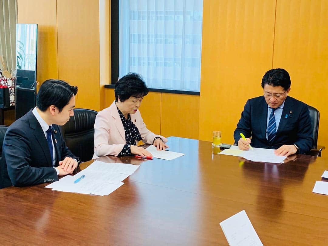 平井卓也さんのインスタグラム写真 - (平井卓也Instagram)「公明党ICT社会推進本部の高木美智代本部長、平木大作事務局長、若松謙雄議員が来室され、「利用者に寄り添う行政サービスの構築に向けた提言」をいただきました。社会全体のデジタル化を進めていく上で大変重要なご指摘をいただきました。住民との接点である地方自治体向けのサポート、デジタル・デバイド対策の必要性、マイナンバー利用促進、そしてIT調達を一元的に担う組織の必要性など、まったく同感です。デジタル・デバイド対策は高齢者とデジタル・ネイティブ世代の両方を考えるべきとのお話ももっともです。いただいた提言をしっかりと受けとめて、引き続き連携させていただきながら、まずは、デジタル手続法案の成立に向けて取り組んでまいります。 #平井卓也 #デジタル手続法案」3月20日 16時21分 - hiratakuchan0125