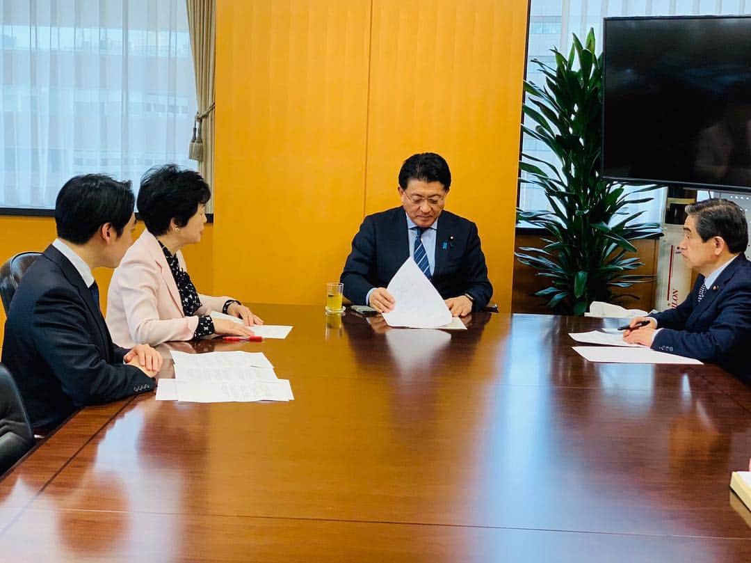 平井卓也さんのインスタグラム写真 - (平井卓也Instagram)「公明党ICT社会推進本部の高木美智代本部長、平木大作事務局長、若松謙雄議員が来室され、「利用者に寄り添う行政サービスの構築に向けた提言」をいただきました。社会全体のデジタル化を進めていく上で大変重要なご指摘をいただきました。住民との接点である地方自治体向けのサポート、デジタル・デバイド対策の必要性、マイナンバー利用促進、そしてIT調達を一元的に担う組織の必要性など、まったく同感です。デジタル・デバイド対策は高齢者とデジタル・ネイティブ世代の両方を考えるべきとのお話ももっともです。いただいた提言をしっかりと受けとめて、引き続き連携させていただきながら、まずは、デジタル手続法案の成立に向けて取り組んでまいります。 #平井卓也 #デジタル手続法案」3月20日 16時21分 - hiratakuchan0125
