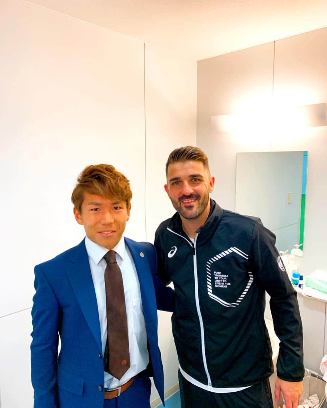 金子翔太のインスタグラム：「#davidvilla #ダビド・ビジャ #ヴィッセル神戸 #震えました #試合後 #Jリーガー1のミーハー」