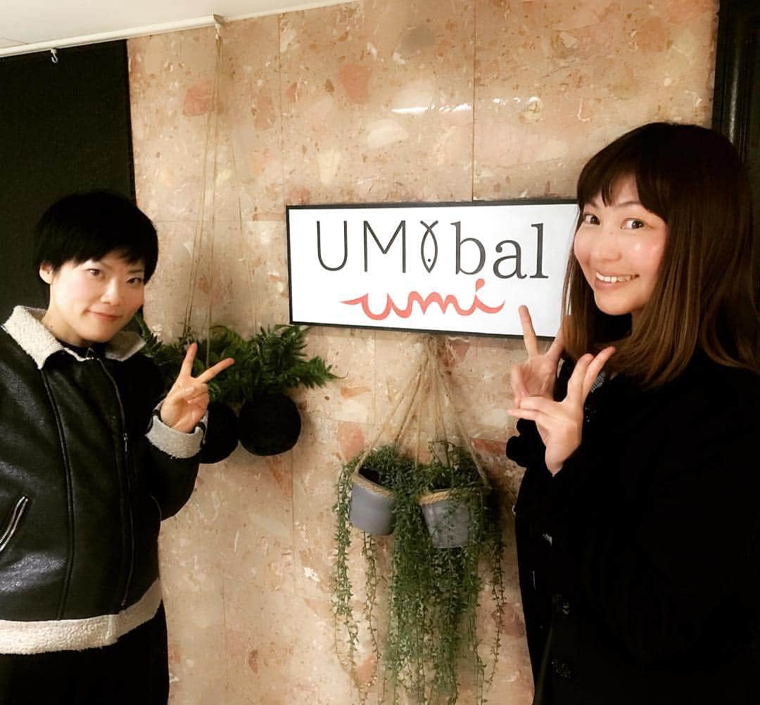 のインスタグラム：「かっきーと、牡蠣食べに行ってきました。かっきーと牡蠣。ふふふっ（笑） 大好きなUMIバル(@umibal.shinjuku )へ。お店の前で「あれ？」と思ったら入り口が変わってるー！！ 前より入りやすい感じだし、内装もオシャレになってました✨✨✨ 牡蠣とチーズの食べ放題コースにしました。飲み放題と、生牡蠣食べ放題も追加して贅沢ディナー🍴 このコース、私の大好きなコース。 8種類も牡蠣料理が食べ放題なんですっ！！ #牡蠣のオイル漬け 、#牡蠣のクリームパテ 、#焼き牡蠣 、#蒸し牡蠣 、#牡蠣シャリアピンソース 、#牡蠣のグラタン 、#牡蠣フライ 、#オニオングラタンスープ そして追加の、 #生牡蠣  も！！ 毎回少しずつ変わっていて、今回もどれもめちゃくちゃ美味しかったです。 生牡蠣食べ放題にしたので、私はひたすら生牡蠣を食べまくってました（笑）  お酒はスパークリングにしました。牡蠣にめっちゃ合うの🍸  途中、どうしても食べたくて、牡蠣のアヒージョも食べたよ！アヒージョにバゲットをつけて食べるの大好きっ！！ ずっと食べてられる。  かっきーと久しぶりに会って色々お話し出来て美味しい牡蠣も食べれて楽しい時間でした。  また食べに行こうと思います✨ (^ ^) #新宿 #UMIバル #新宿umiバル  #牡蠣 #大好き #牡蠣は飲みもの  PR by @woomy.restaurant」