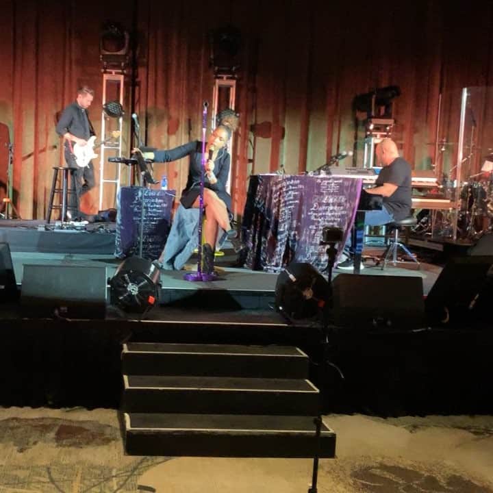 ジェニファー・ハドソンのインスタグラム：「It must be love / if this isn’t love mashup , Hudsonette style #soundcheck」