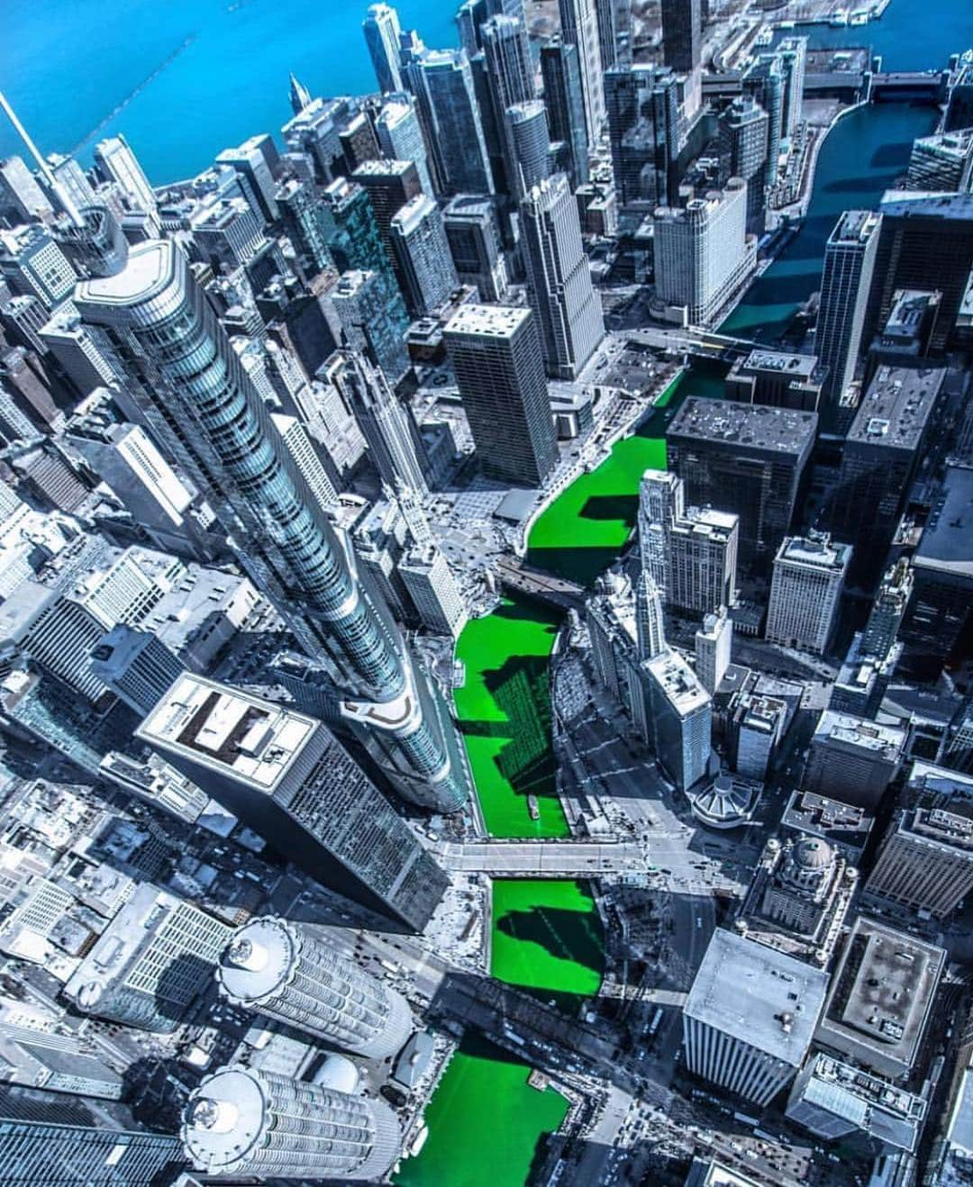 Canon Photographyさんのインスタグラム写真 - (Canon PhotographyInstagram)「Every St Patrick’s day, the Chicago river turns vibrant green! Who’s seen it before? Photo | @cassi_lee  #canon_photos」3月20日 16時26分 - cpcollectives