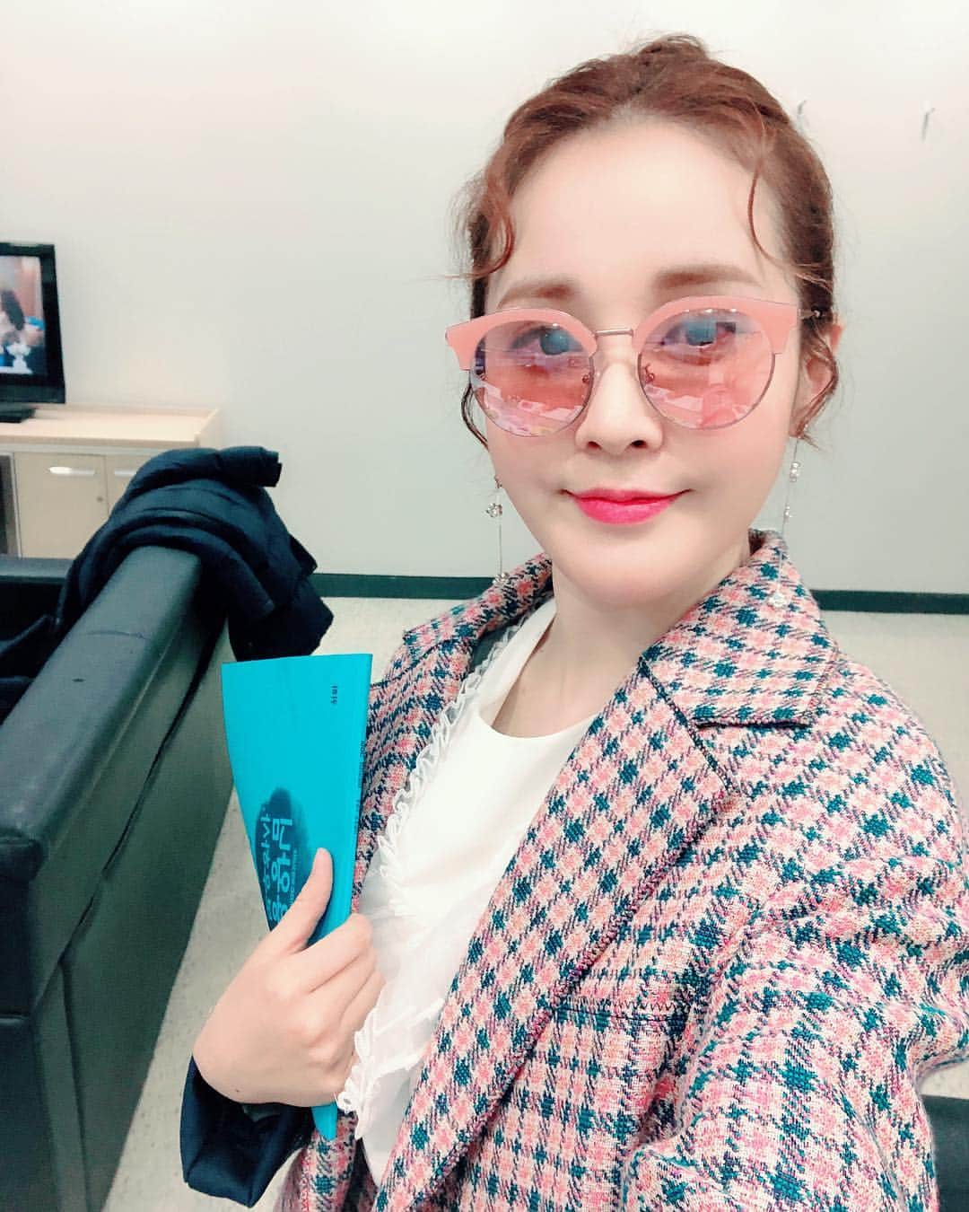 チョ・アンのインスタグラム：「#촬영중 #옷이랑딱 #브이선 #찰떡선글라스  #비오는수요일 #대기실에서 #한껏폼잡고😁 #모두행복한수욜보내세요😃 #브이선선글라스 💕」