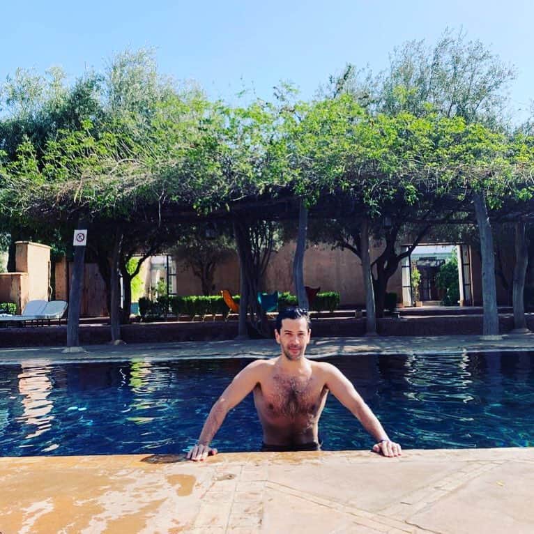 アレクシマビーユのインスタグラム：「Poolside workout in cold water @beldicountryclub  shot by @ninakoltchitskaia #alexismabille @alexismabille #pool #poolside #bluesky #sun #summer #spring #coldwater #blue #terracotta #jasmin #menstyle #bear #instaboy #sunshine #shirtlessguys #workout #swimmingpool #menswimwear」