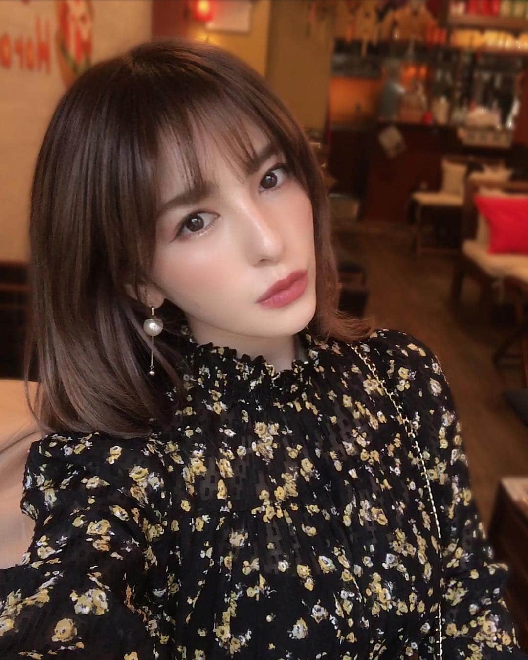 のインスタグラム：「時間差投稿…😂🙇🏻‍♀️ いつもよりちょい重めに前髪カット！ レイヤーも入れてもらたよん @log_kenjikarasawa ありがと ♡  リップの質問がDMで多かったので… この時はYSL ルージュ ピュールクチュール 9番💄を使用 ベージュ系だけど発色もあって肌馴染みが良いのがお気に入り ♡」