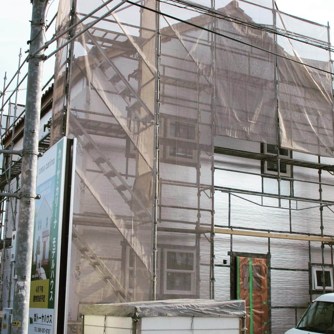 株式会社トーヤハウスのインスタグラム：「熊本市東区 casa carinaモデルハウス施工中🏠 5月中旬完成予定‼️✨ その他、casaシリーズ スキップフロアのcasa skip イマドキ平家のcasa piatto 取り扱ってます🎈  もちろん、 お客様のご要望に合わせた注文住宅や 小さな補修工事から 大がかりなリフォームもOKです🤗🍀 お気軽にお問い合わせくださいませ✨ https://toya- house.co.jp  定期的に完成見学会も 開催しておりますので、 随時イベント情報UPしていきます😁」