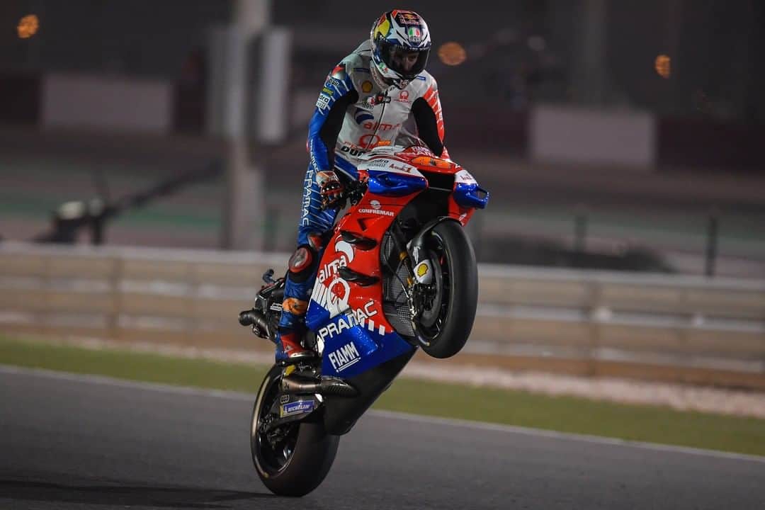 MotoGPさんのインスタグラム写真 - (MotoGPInstagram)「On Wednesdays... don't forget to wheelie! 🤙 // Happy #WheelieWednesday with @jackmilleraus at the #QatarGP 🤩 #JM43 #Motorcycle #Racing #Motorsport #MotoGP」3月20日 17時00分 - motogp