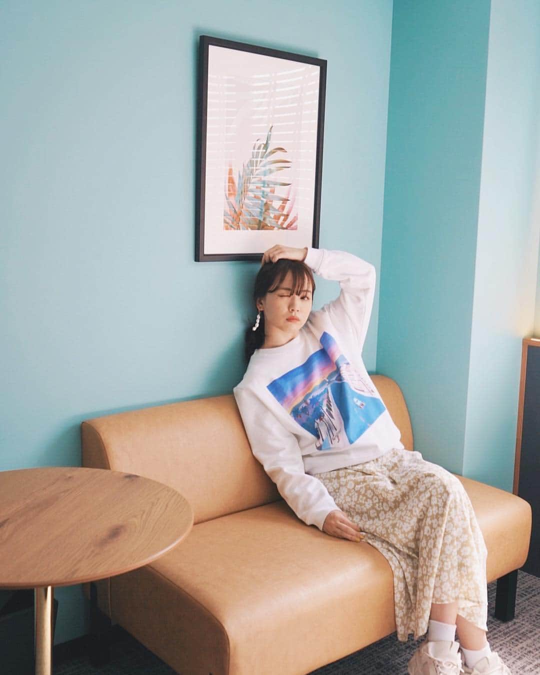 のインスタグラム：「今回泊まったホテルは、明日グランドオープンのHOTEL SHE, KYOTO ！﻿ プレオープンにご招待して頂きましたー！！#hotelshekyoto  @hotelshekyoto ﻿ ﻿ とてもおしゃれなホテルでロビーなんてまるでカフェにいるみたいでした、、！﻿ ﻿ ホテル全体が写真映えする空間ばかりで泊まっていて楽しかったなぁ..！﻿ ﻿ お部屋は壁のブルーがとっても素敵で、一部屋一部屋にレコードが！おしゃれな空間で音楽と共にゆったりとくつろげました、、！﻿ ﻿ そして、このホテルのプロデューサーさんは、ゆうこすと同年代の龍崎翔子さん（@shokoryuzaki)！﻿ 今回いらっしゃったのでご挨拶させて頂きました！ここ以外にも色んな場所でホテルを経営されていて、とんでもなく憧れています、、！﻿ ﻿ 朝食もついていて４種類くらいから選べるみたい♪﻿ みんなも京都にきたらHOTEL SHE KYOTO に〜！﻿ ﻿ HOTEL SHE, KYOTO﻿ ーーーーーーーーー﻿ 住所▶︎〒 6018041﻿  京都市南区東九条南烏丸町16﻿ 電話番号▶︎075-634-8340﻿ Check in 15:00〜／Check out 〜10:00﻿ ーーーーーーーーー﻿ ﻿ #TaVision #女子旅 #京都 #京都旅 #京都女子旅 #京都グルメ #ゆうこす #菅本裕子 #旅行好きな人と繋がりたい #ホテル #ホテルシー ﻿ #hotelshekyoto」