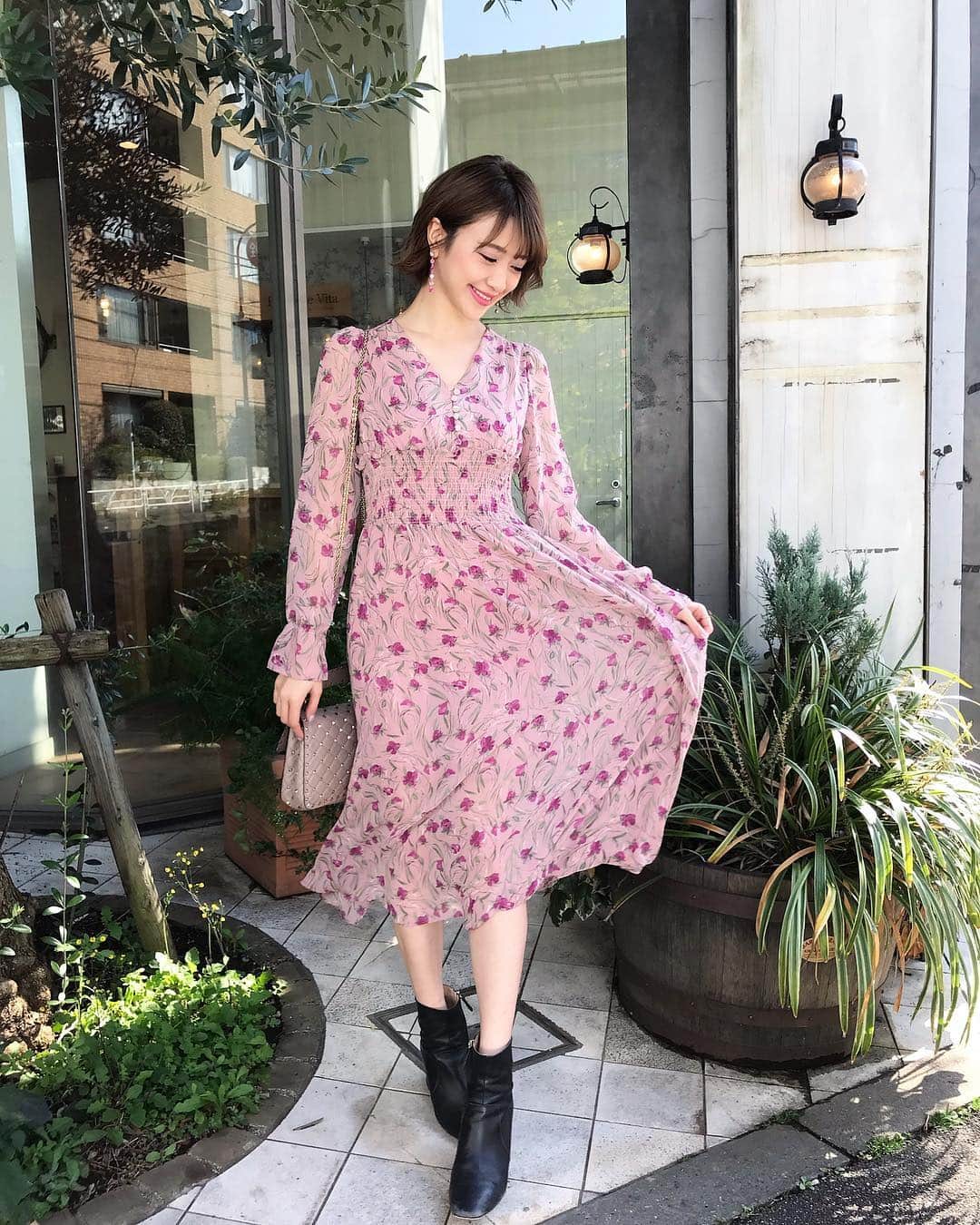 新部宏美さんのインスタグラム写真 - (新部宏美Instagram)「#ootd * 今日は#ピンクコーデ 🌸💗🎀🌸 * #onepiece …#dahi #shortboots …#cocodeal (たぶん笑) #chainbag …#valentino  #pierce …#phthalo * 春のようなポカポカ天気で嬉しい🥳🌸🌸🌸 花粉に負けずがんばろうっ🐝 * * * #コーデ#はじこい#ピンク大好き#花柄ワンピース#ヴァレンティノ#ダビ#プチプラコーデ#jewelry#ジュエリー」3月20日 16時53分 - piromin_1202