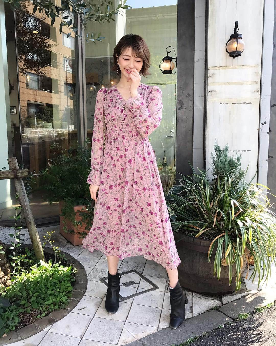 新部宏美さんのインスタグラム写真 - (新部宏美Instagram)「#ootd * 今日は#ピンクコーデ 🌸💗🎀🌸 * #onepiece …#dahi #shortboots …#cocodeal (たぶん笑) #chainbag …#valentino  #pierce …#phthalo * 春のようなポカポカ天気で嬉しい🥳🌸🌸🌸 花粉に負けずがんばろうっ🐝 * * * #コーデ#はじこい#ピンク大好き#花柄ワンピース#ヴァレンティノ#ダビ#プチプラコーデ#jewelry#ジュエリー」3月20日 16時53分 - piromin_1202