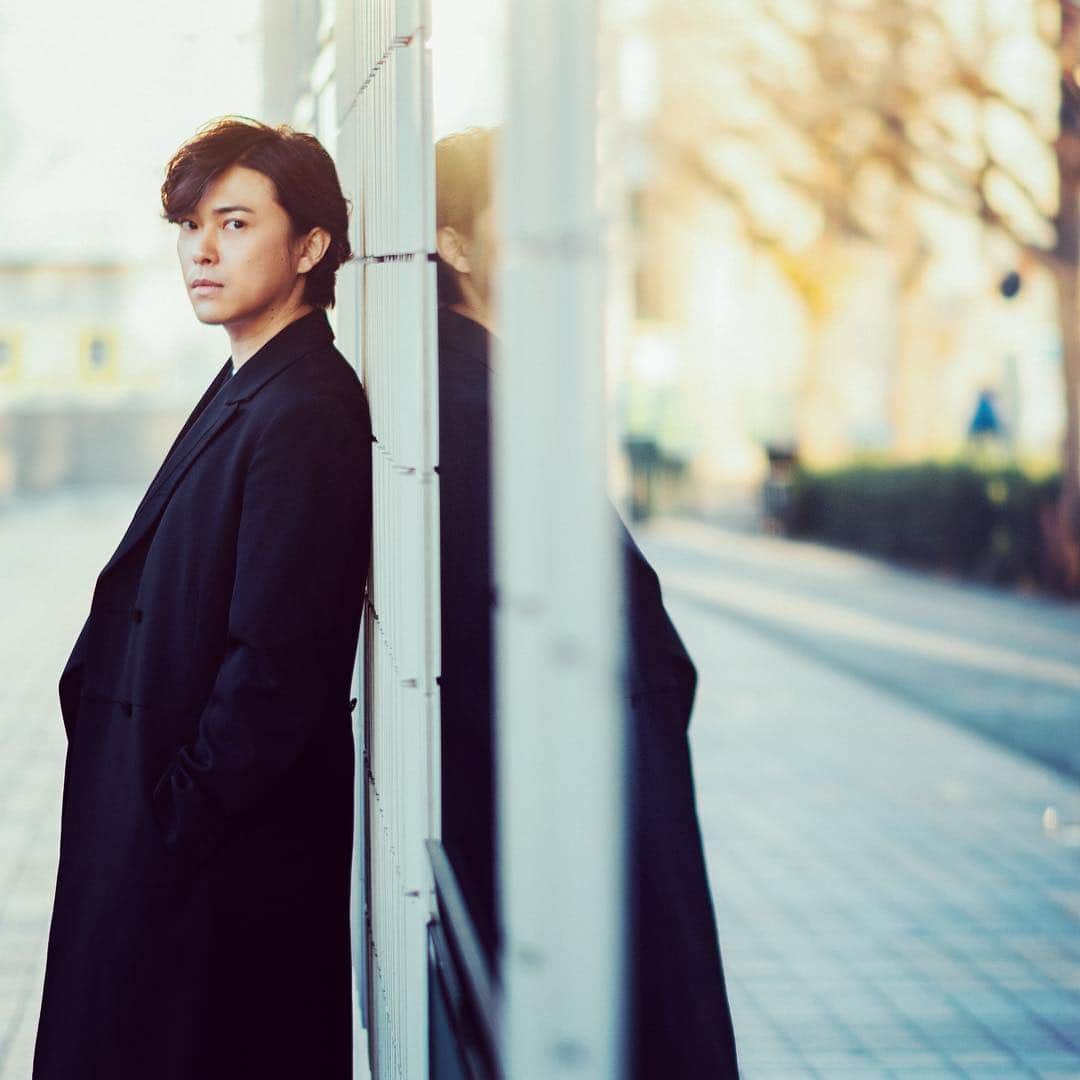 のインスタグラム：「妻で女優の#前田敦子 さんとの第一子が誕生したばかりの#勝地涼 さんに#インタビュー！ 自分の中から湧き上がってきたという、“得体の知れない感情”とは？ . インタビュー全文は、@fraumagazine のStoriesハイライトからチェック！ . #FRaU @ryo.katsuji.official . 【舞台】Bunkamura30周年　シアターコクーン・オンレパートリー『空ばかり見ていた』 東京公演／3月9日（土）〜31日（日）Bunkamura シアターコクーン 大阪公演／4月5日（金）〜10日（水）森ノ宮ピロティホール」