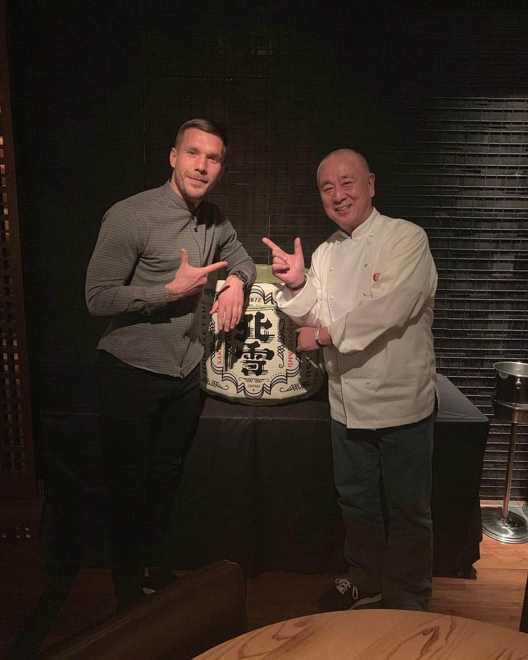 ルーカス・ポドルスキさんのインスタグラム写真 - (ルーカス・ポドルスキInstagram)「With the legend himself 🍣🥟🍚 #Nobu #Tokyo 🇯🇵👈🏻」3月20日 16時55分 - lukaspodolski