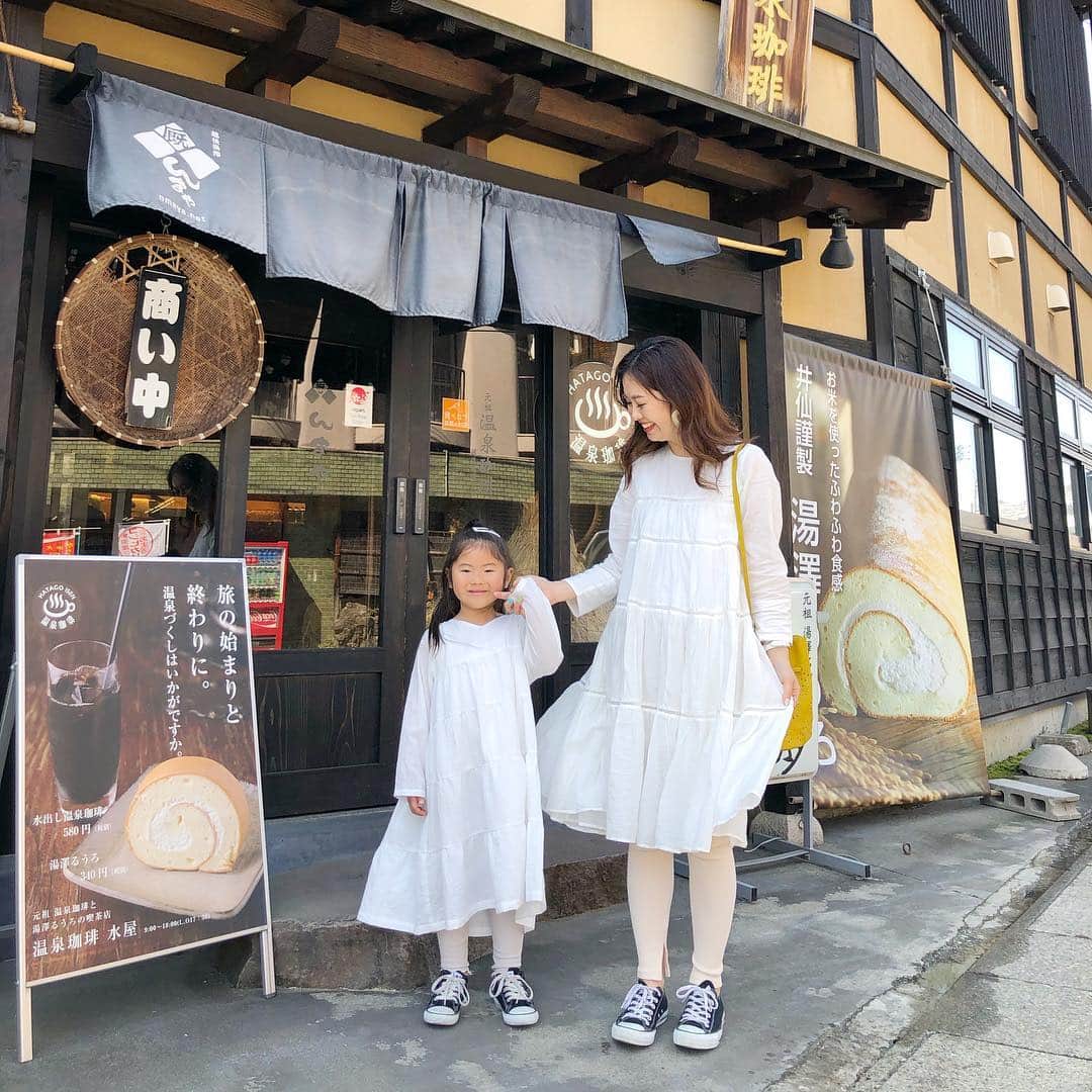のインスタグラム：「#女子旅 🚄❤︎❤︎ #新潟旅行  #越後湯沢 に行ってきたよ♡ お天気に恵まれて、新潟もとーっても暖かかったよ♪ 越後湯沢は東京駅から1時間くらいでとっても近い♪ 駅構内がとっても楽しい✨ 利き酒できるところがあるの✨ 娘と2人旅だったから、呑まなかったけど🤣 日本酒の利き酒🍶美味しそうだったなぁ😋 呑んだくれ人形があったよ🤣笑 つるし雛は音楽とともに回ってるの♪ きれいだったぁ✨ 名物#爆弾おにぎり 🍙 は魚沼産こしひかりが最高に美味しい😋 日本人でよかった😁 ごはん茶碗🍚2杯分もあるおにぎり🍙を2人で半分こ❤︎ 駅中になんと天然温泉まであるし♨️ 近くには無料の#足湯  がたくさん😍 カフェや食べ歩きも楽しかったなぁ♪ #温泉珈琲 美味しかった☕️ 日帰りで短い時間だったけど、たくさん堪能してきたよ❤︎ #新幹線 でのお出かけに大興奮の娘でした♡ こんな近いから、今度は家族で温泉宿泊まってスキーしたいな😁 ＊ ＊ ＊ cordinate mama onepeace @titivatejp  #titivate #titivatestyle  #ティアードワンピース  で#双子コーデ したよー♪ ホワイトのティアードかわいい♡ 娘のは @petitmain_official  のだよ♡ ＊ ＊ ＊  #おやこーで#温泉珈琲水屋  #双子コーデ#リンクコーデ#春コーデ #cordinate#locari#ponte_fashion #mamagirl#国内旅行#親子旅 #カフェ巡り #新潟カフェ #新潟旅行#タビジョ#trip#旅行好きな人と繋がりたい」