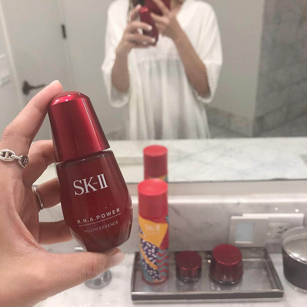 近藤千尋さんのインスタグラム写真 - (近藤千尋Instagram)「もう何年もスキンケアはSK-II😍 一緒にお仕事もさせて頂いて 嬉しいなぁ。。🥺✨ 新しい美容液もハワイに持って行きました💓 自動的に1回分の使用量が 出てくるから使いやすい🥺 保湿も香りもパワーアップされてました❤  #キレイをパワーアップ #ユースエッセンス #partnershipwithsk2 #skii」3月20日 17時08分 - chipichan.1215