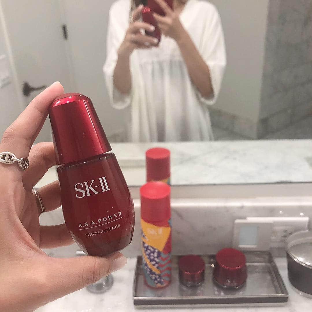 近藤千尋のインスタグラム：「もう何年もスキンケアはSK-II😍 一緒にお仕事もさせて頂いて 嬉しいなぁ。。🥺✨ 新しい美容液もハワイに持って行きました💓 自動的に1回分の使用量が 出てくるから使いやすい🥺 保湿も香りもパワーアップされてました❤  #キレイをパワーアップ #ユースエッセンス #partnershipwithsk2 #skii」