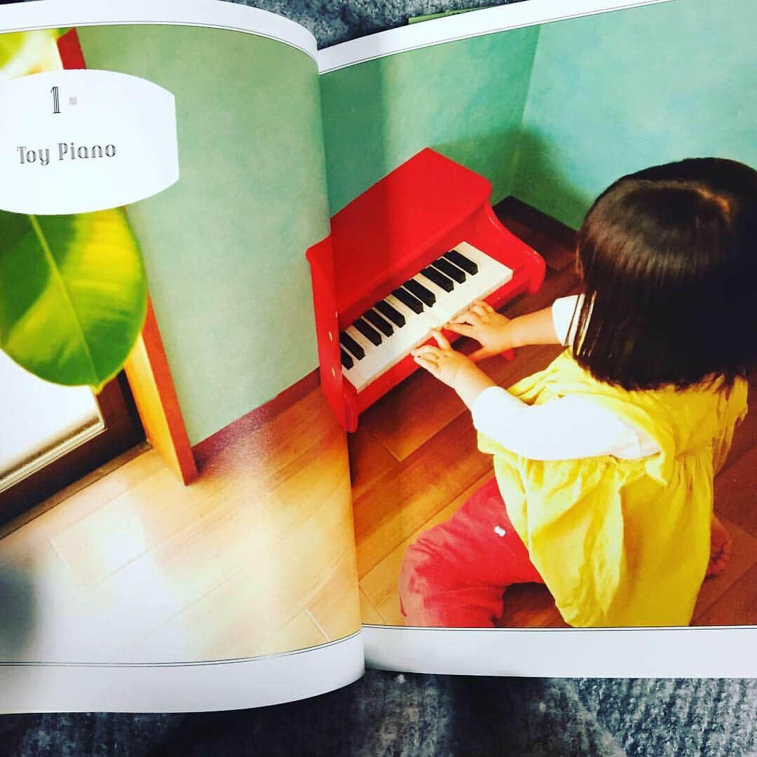 大山百合香さんのインスタグラム写真 - (大山百合香Instagram)「今日はお家に素敵な贈り物が2つも届いてニヤニヤがとまりません🎁 . . 先日、世羅でコトリンゴさんとのライブで久しぶりに再会できた#良原リエ さんから、物販で完売してた「トイ楽器の本」とリエさんのご実家のトリュフ🍫が✨ 東京時代、デビュー当時から私の演奏サポートを長らくして下さって、沖永良部にも来てくれたり、公私共に仲良くしてくださった先輩お姉さんなのです♫リエさんの生み出す旋律が大好きで、ノスタルジックな中にも新しい世界観でワクワクがとまらないんです♫  以前お家に遊びに行ったときに作ってくれたお料理が本当に美味しすぎたのを今でも覚えていて、とにかくおもてなしが凄い！ DIY、庭づくり、インテリア、お料理、食器、、、などなど好きなものへの情熱が半端なくて、それがこちらにも伝わりなんとも幸せな気持ちになる。 それが音楽にも表れてるんです。 一児の母であり、音楽家であり、食へのこだわり、「暮らし」を愛するリエさんだからこそ生み出されるステキなものたちをライブ、本、インスタグラム、CD、などなどからぜひぜひ感じていただけたらと♫  トイピアノ欲しい衝動と、トリュフ爆食いがとまりませんw  #http://tricolife.com @rieaccordion  #良原リエ#トイ楽器の本#トイピアノ#トイアコーディオン#たのしい手くり子そだて#音楽家の台所#trico . . .  そしてもう一つは長野県上田市から♫ 私も何度かライブをさせていただいている上田いちゃりBar・Nomadoの中澤さんが作られている、沖永良部島のサンゴ糖とシークワサーの果汁をたっぷり使った生ドレッシング「Nomaドレ」　 沖永良部のサンゴ糖は、実はものすごく人気があって、私も周りの方にプレゼントしたりしているんですが、中澤さんもずっとお店で使っていただいてるようで、こうやって地元のモノが、遠く離れた場所で愛されているというのはとっても嬉しいことです♫ 沖永良部島と信州のコラボドレッシング、今から楽しみです♫ 「すや亀」さんの味噌と、お母さんが結んでくださったという「ご縁玉」もありがとうございました！ #上田市#いちゃりBar#Nomado#健康美肌の沖縄料理屋さん#すや亀#味噌#沖永良部サンゴ糖#沖永良部島#生ドレッシング#生ドレ#Nomaドレ . .  県外から届いたステキな贈り物に愛がいっぱい詰まっていて、身も心もぽっかぽか✴︎ 明日のステージも頑張れそうです！！」3月20日 17時08分 - ohyamayurika