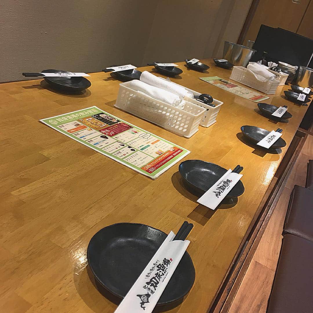 知床漁場 難波道頓堀店のインスタグラム：「♡♡♡ . 本日は団体のお客様をお待ちしてます☺️ 準備満タンですっ😙👍 .」