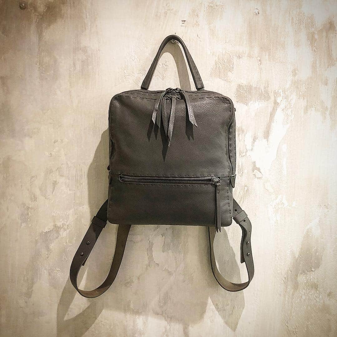 エンリーベグリンのインスタグラム：「The difference between style and fashion is quality. Bormio Backpack Henry Beguelin.  #leather#unisex#backpack#vegetabletanned#handmade#henrybeguelin#antracite#color#」