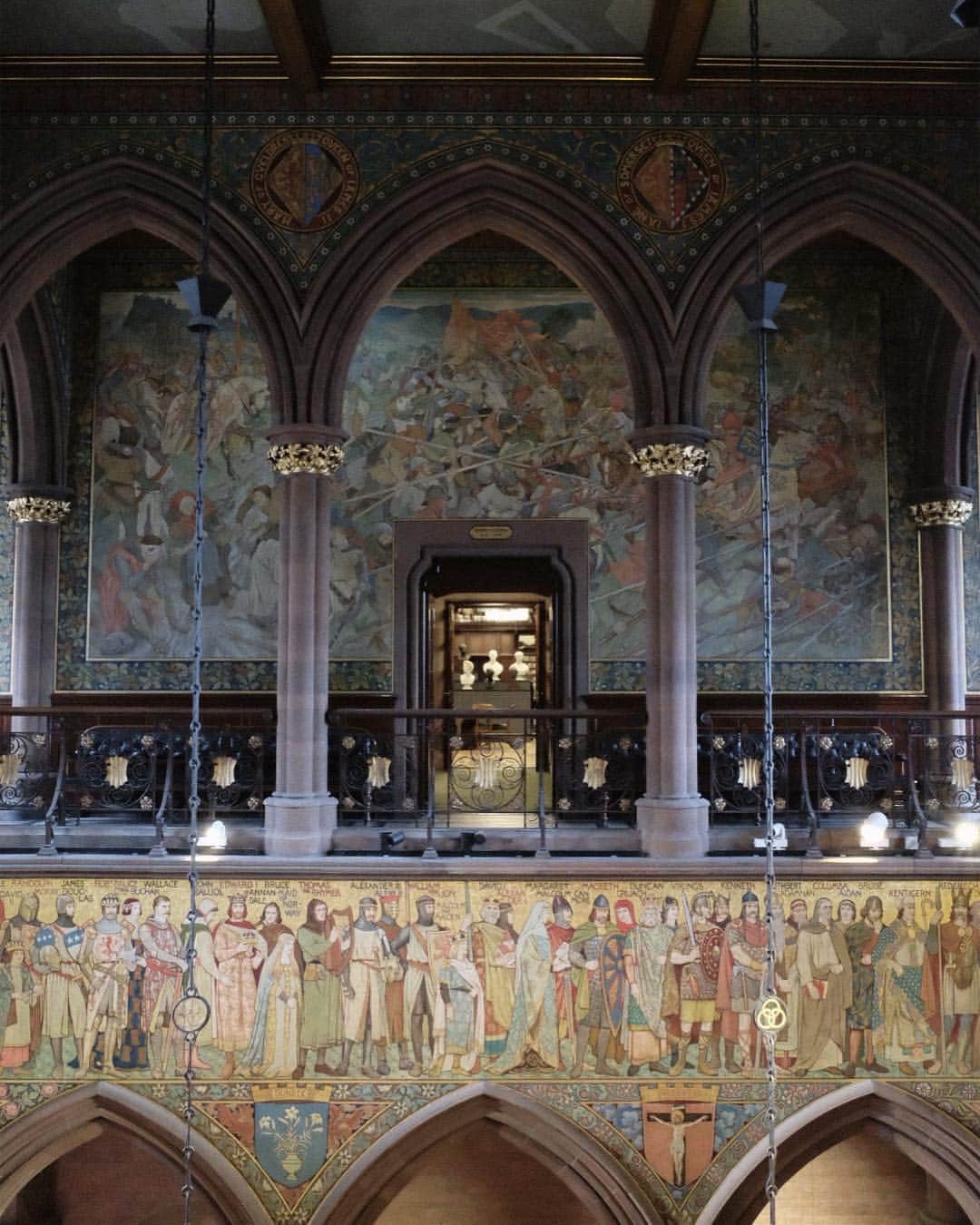KUNIKAのインスタグラム：「Scottish National Portrait Gallery 🌿 古都の良さと、魔法を感じさせるような空気、美しい美術、こんなに魅力的な国だなんて行く前は知らなかった。 ピンと来てない他の国も、どんどん行ってみたいな」