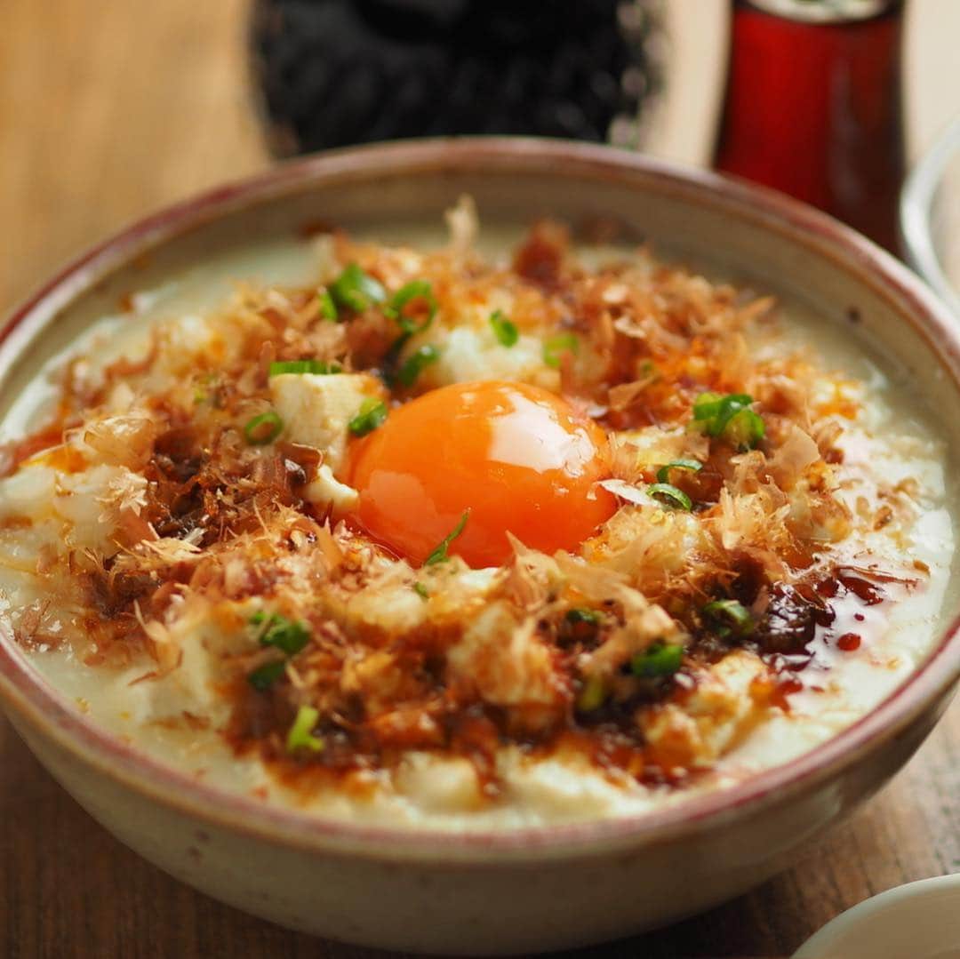 のインスタグラム：「ご飯はお茶碗半分だけ。糖質ゆる制限メシ「豆腐粥」の作り方【筋肉料理人】  https://www.hotpepper.jp/mesitsu/entry/kinniku/19-00051  #メシ通 #グルメ #豆腐 #おかゆ #レシピ #レシピブログ #藤吉和男 #筋肉料理人 #佐賀 #tofu #riceporridge #easy #delicious #recipe #recipeblog #kazuofujiyoshi #saga #japan」