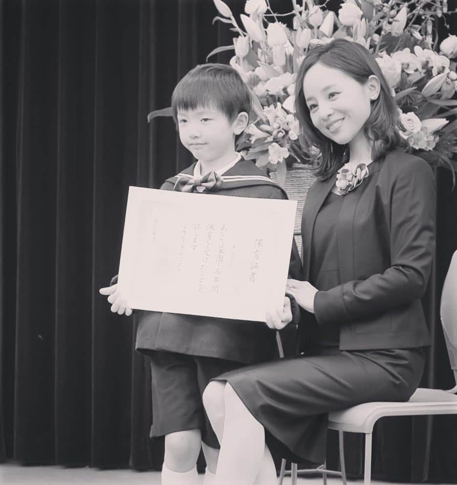 田中亜希子さんのインスタグラム写真 - (田中亜希子Instagram)「今日は あたたかで素晴らしいお天気の中 次男の卒園式でした。  3年間の成長を見守ってくださった先生方、親切にしてくださった保護者の皆様に感謝です！ 最後は息子の涙に誘われた感動の卒園式、謝恩会でした。 長男の頃から数えると5年間通った幼稚園。私も卒業です＾＾ 謝恩会の司会も無事に終わり、いろいろとホッと胸を撫で下ろした1日でした！  #卒園式#卒園式コーデ#ママ#幼稚園#息子#次男」3月20日 17時11分 - akiico