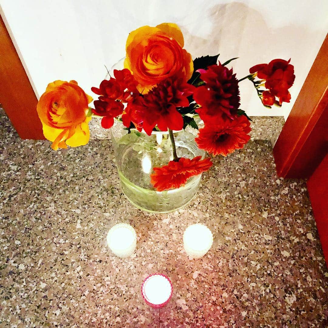 佐伯紅緒さんのインスタグラム写真 - (佐伯紅緒Instagram)「明日は春分、占星術上のお正月だそうです。 すなわち今日は大みそか。  今日は玄関の掃除をし、玄関の電球を取り替え、赤とオレンジの花を飾り、キャンドルを3つ灯すと良いお正月が迎えられるそうです。  心機一転、ビタミンカラーで身も心もスッキリ🔥  今日も良い日を✨」3月20日 17時12分 - beniosaeki
