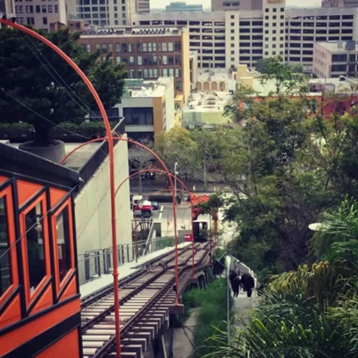 のインスタグラム：「急な傾斜…そしてこの短い電車🚃の様な乗り物があるのは、#サンフランシスコ でもなく、#ヨーロッパ でもありません。 LAダウンタウンにある、その名も“Angel Flight (エンジェルフライト)”です。 世界で最も短い#ケーブルカー らしいです👀！ 移動距離も短いし隣の通路を歩く人の速度を比べると🧐🤔🤫🤫🤫 でも、なーんか乗ってみたくなっちゃうはず😂 . #us #usa #america #california #losangeles #la #angel #railway #downtown #train #cablecar #studyabroad #livinginamerica #discover #アメリカ #留学 #街 #電車 #階段 #散歩 #世界一 #景色 #カリフォルニア #西海岸 #ロス #卒業旅行 #westcoast」