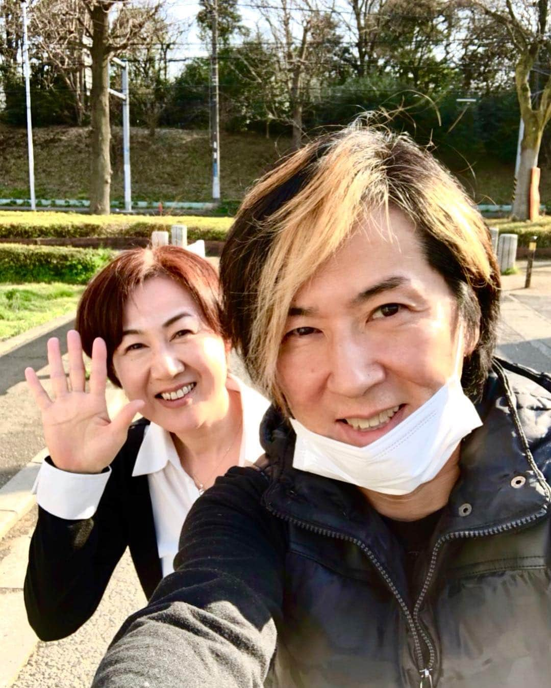 遠藤一馬さんのインスタグラム写真 - (遠藤一馬Instagram)「今日3/20日がおかんの命日で明日3/21日が親父の命日！ と言うわけでおかんの3回忌と親父の1周忌をまとめて☝🏼 1日違いの命日って、結局死んでも仲良しかよ😏 まとめて法事をすれば、2人揃ってこの世の俺や姉に会いに来てくれるってことらしいからね☝🏼 お経や、りんを鳴らしてこっちの世界に呼び込むんだって！  姉と写真撮ったよ🙋‍♀️ 2人とも元気にやってるからね〜✌️ #anniversary #sister」3月20日 17時20分 - kazumaendo