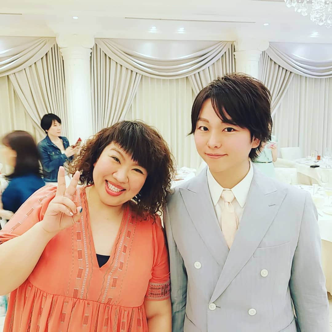 八つ橋てまりさんのインスタグラム写真 - (八つ橋てまりInstagram)「昨日は、あーりんに誘ってもらって表参道のシャルマンシーナ東京で『開演！恋愛パーティー』だったの😄  素敵な人達の空間にいさせてもらったことに感謝です🎵 楽しかったー‼️ やっぱり、人と出会うって本当にすんばらしいわ❤  そして、私の笑顔ってすげーわ❗ スマイルエンサー☺️💕 笑いすぎて、お腹痛かった✨  #表参道 #開運 #パーティー #あーりん #隆之介 さん#２週年おめでとうございます！  #信長さん #元ホスト #作家 #ダリン勝也 さん#ピエール剣 さん#シャルマンシーナ #八つ橋てまり #happy #スマイルエンサー」3月20日 17時20分 - temari.odebu