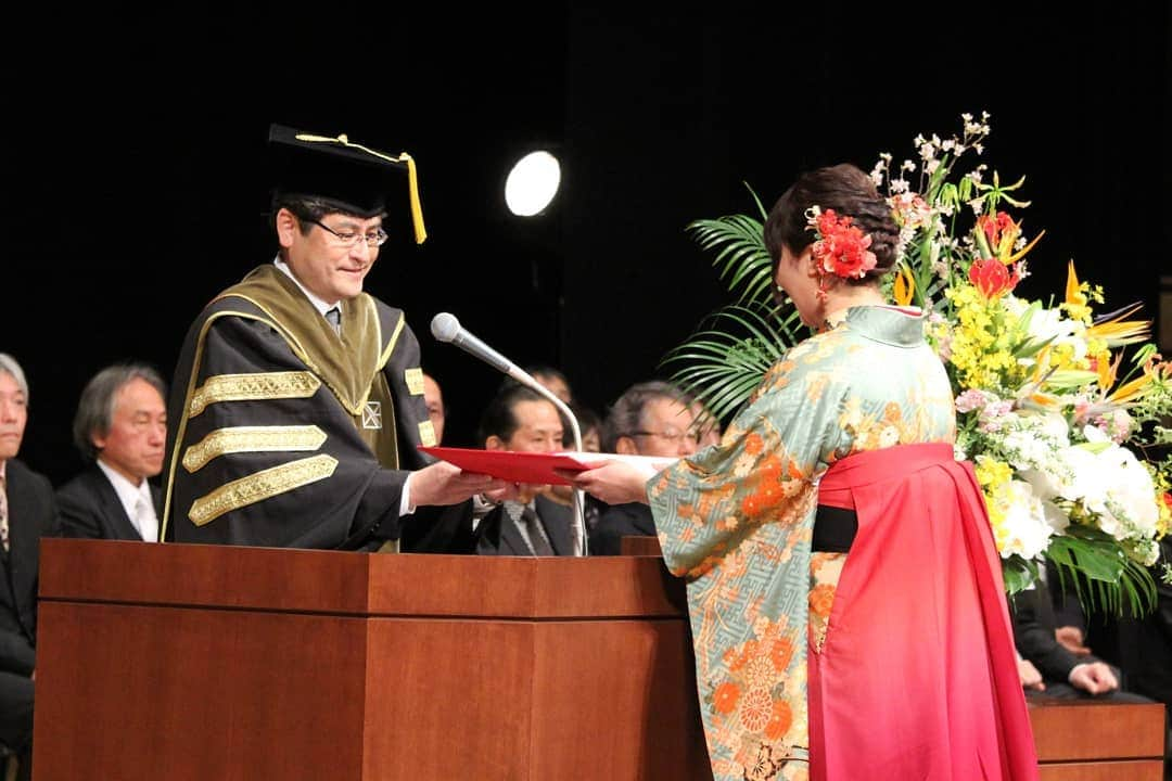 東京造形大学 Tokyo Zokei Universityさんのインスタグラム写真 - (東京造形大学 Tokyo Zokei UniversityInstagram)「_ オリンパスホール八王子にて、学位授与式が行われました🎓 卒業生、修了生の皆様、ご卒業おめでとうございます💐  #東京造形大学 #美術 #アート #デザイン #美術大学 #美大 #大学 #卒業式 #学位授与式 #tokyozokeiuniversity #art #design #graduation #bachelor #master #phd #degree」3月20日 17時22分 - tokyo_zokei_univ_official