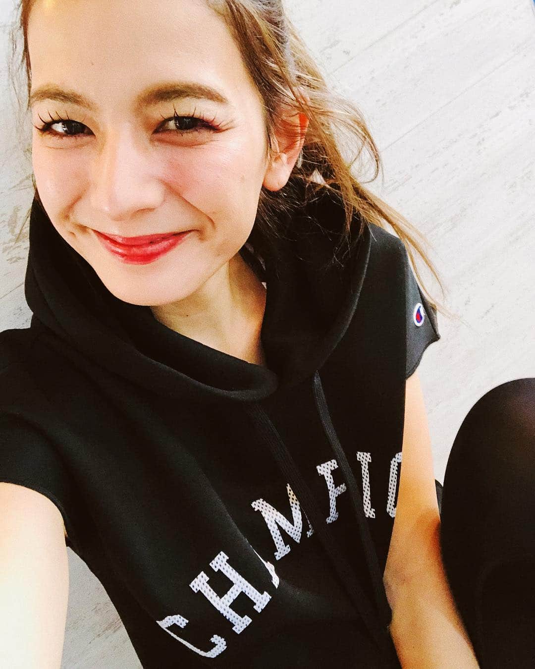 スザンヌさんのインスタグラム写真 - (スザンヌInstagram)「今日の上下は @champion_japan 🙆‍♀️ フードつきのこの丈が好きって気づいた❤︎」3月20日 17時24分 - suzanneeee1028