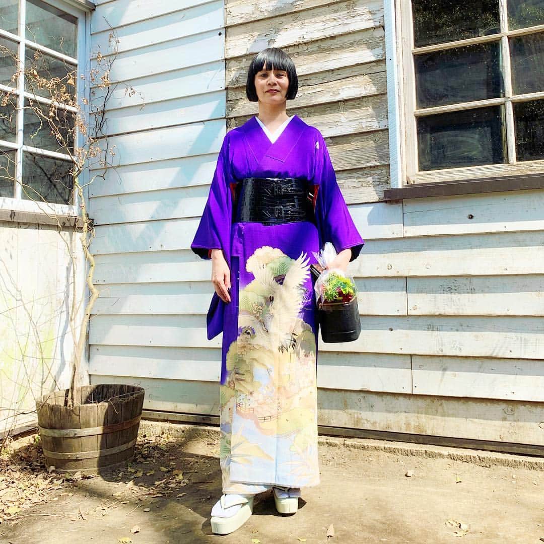 DJ DARUMAのインスタグラム：「本日卒園式  トトとウゲン合わせて 6年間お疲れ様でした妻💜💐 我々幼稚園無事クリア🤜🏻🤛🏻 Kindergarten graduation ceremony today!🌞✌🏻」
