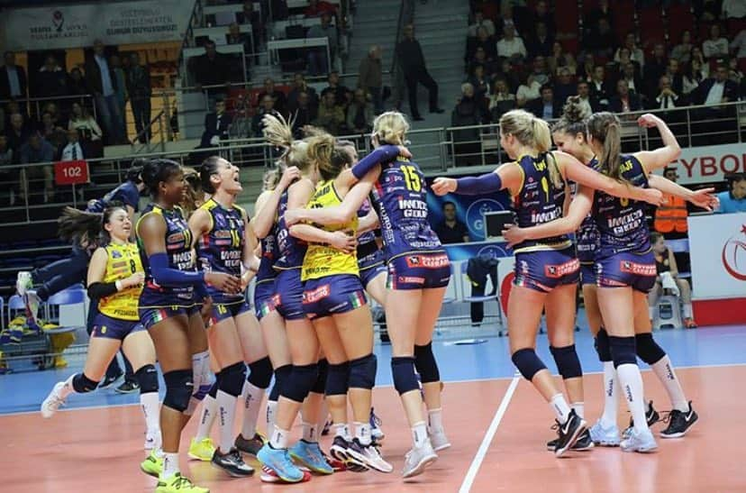 キンバリー・ヒルのインスタグラム：「Pulled off a golden set win in istanbul and we’re heading to the semis of champions league!!」