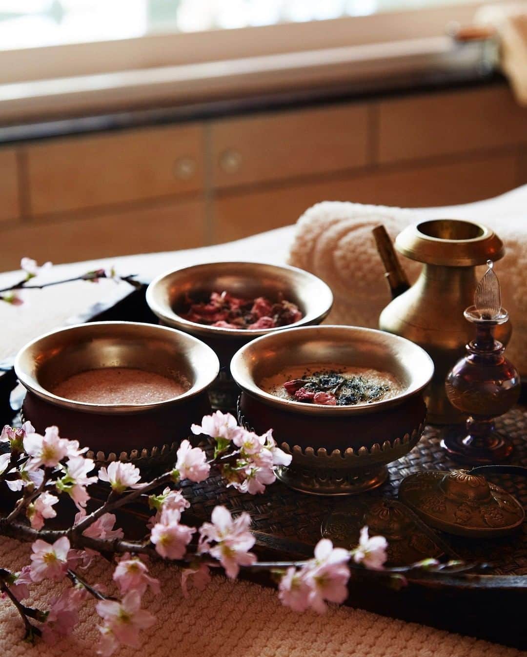 Shangri-La Hotel, Tokyoさんのインスタグラム写真 - (Shangri-La Hotel, TokyoInstagram)「自分のご褒美で季節の素材をたっぷり使用するスパはいかがですか？ CHIスパでは5月31日まで桜をテーマに、桜ブレンドのオイルやよもぎ、蜂蜜などの日本の素材を使用したメニューをご用意。ボディスクラブからトリートメントまで、優美で気品溢れる桜の香りに包まれる、至福のリラクゼーションをご堪能ください。 詳細はこちら：http://bit.ly/2Hbchix お問い合わせはお電話： (03) 6739 7880 または メール chi.slty@shangri-la.comにて承ります。  At CHI Spa, we offer cherry-blossom themed treatments using the Japanese cherry-blended oil, wormwood, honey and more, until 31 May. From body scrubs to spa treatments, find yourself wrapped in the elegant scent of cherry blossoms and enjoy a blissful relaxation. For more details: http://bit.ly/2T6Gw1a For reservations or enquiries, please email chi.slty@shangri-la.com or call (03) 6739 7880.  ___________________ #シャングリラ東京 #東京 #銀座 #丸の内 #東京ホテル #ラクジュアリーホテル #スパ #リラックス #ご褒美 #shangrila #shangrilatokyo #Tokyo  #Marunouchi #Ginza #LuxuryHotel #TokyoHotel #Spa #relaxing」3月20日 17時30分 - shangrila_tokyo