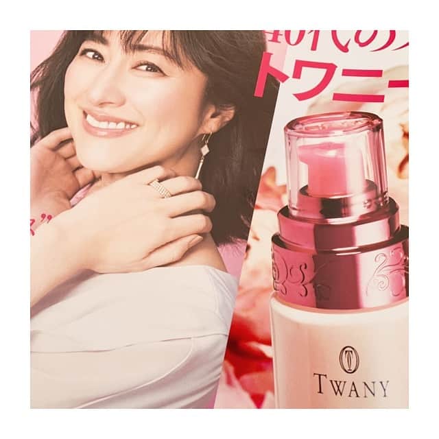 前田ゆかのインスタグラム：「忙しい時の「先回り」美容  洗顔後すぐのこれ一本、#twany #タイムリフレッシャー #誘導美容液  忙しくても一本で手軽にケアができるところが魅力。 乾かない肌をつくる頼れる名品。  お風呂上がりは迷わず潤いを与える誘導美容液！継続中です〜 え、もう7年ほど。 月日が経つのが早いですね！  #美ST#5月号#トワニー#カネボウ#スキンケア」