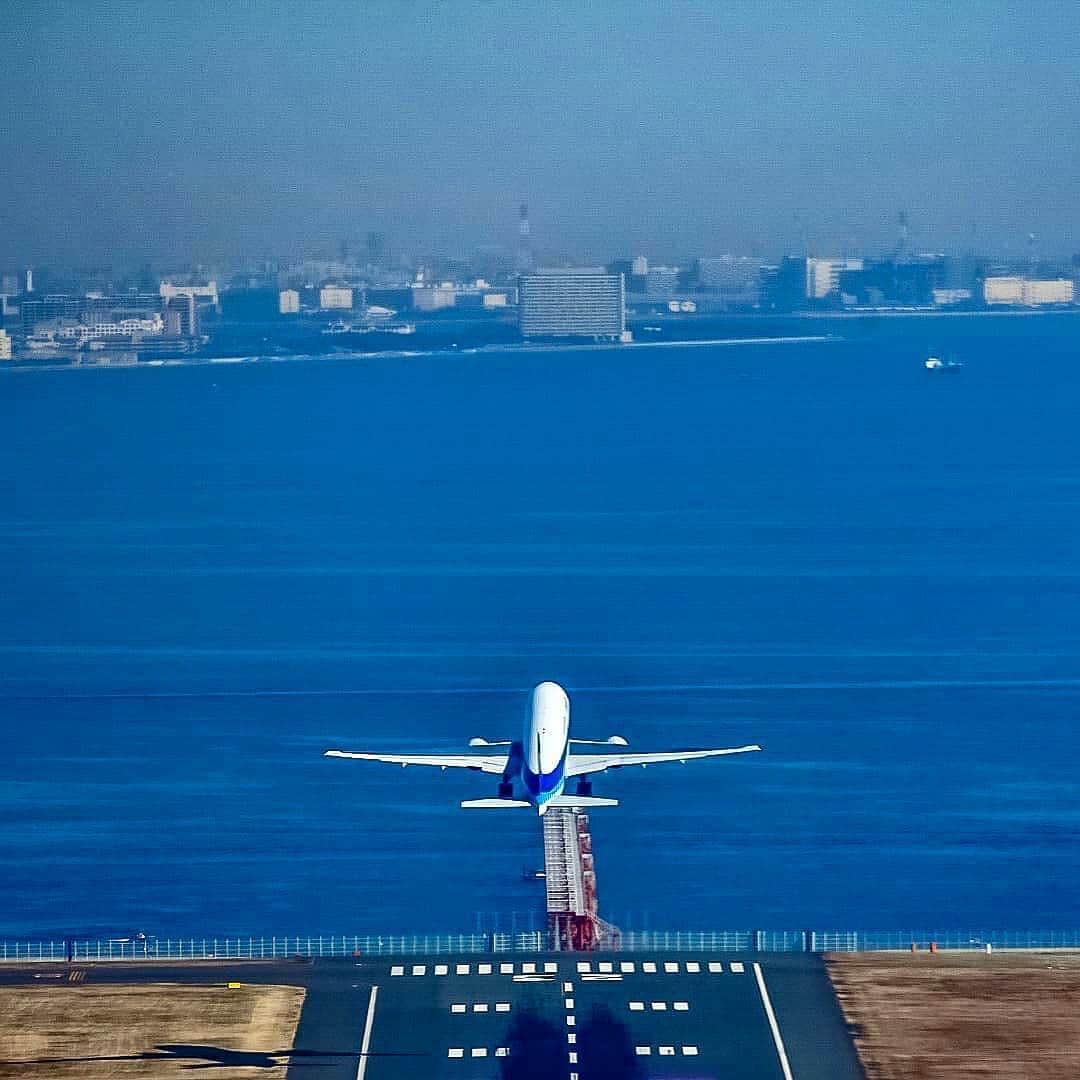 ANAのインスタグラム：「いってきま～す🛫 （photo: @makotowanwan）  #ソラマニ_マドカラ #飛行機 #b777 #滑走路 #羽田空港 #離陸 #飛行機からの景色 #かっこいい #東京湾 #旅の始まり #airplane #haneda #airport #takeoff #trip #travel #sky  機窓からの風景は「#ソラマニ_マドカラ」を付けて投稿してね✈️インスタやANAの各メディアでご紹介していきます💙」