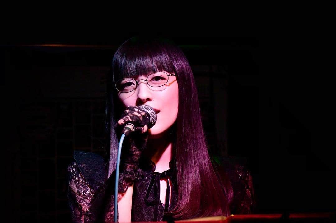 こうやもゆさんのインスタグラム写真 - (こうやもゆInstagram)「#花粉休暇直前のもゆ山ライブ . . . . #ライブ #ライブ写真 #ライブ写真📷 #ライブの写真 #ライブにて #ライブで #アコースティック #アコースティックライブ #アコースティックワンマン #アコースティックワンマンライブ #ワンマン #ワンマンライブ  #ライブBAR #ライブバー #live #livephoto #BAR #上北沢 #上北沢駅 #BETA58A #🎤 #japan #tokyo #japanese #japanesegirl #japanesegirlmodel #onimegane」3月20日 17時43分 - 1001moyu