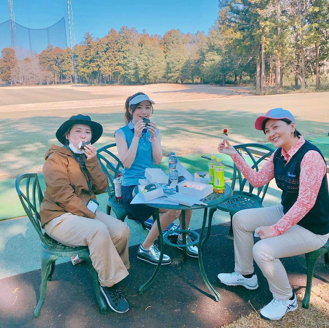 夏目愛美さんのインスタグラム写真 - (夏目愛美Instagram)「♡ 今日は最高のゴルフ日和⛳️ ロケ日和！！ 大好きな茂木プロとメイクのゆきちゃんと ピクニック気分で食べるおにぎり最高でした😍🍙 #アース製薬 #ドリームショットゴルフクリニック #tokyofm  #ラジオ #golf #golfstagram #ゴルフ #ゴルフ女子 #ゴルフウェア #ゴルフコーデ #目指せ100切り #instagood #instalike #like4like #ジュンロペ」3月20日 17時37分 - manami_natsume