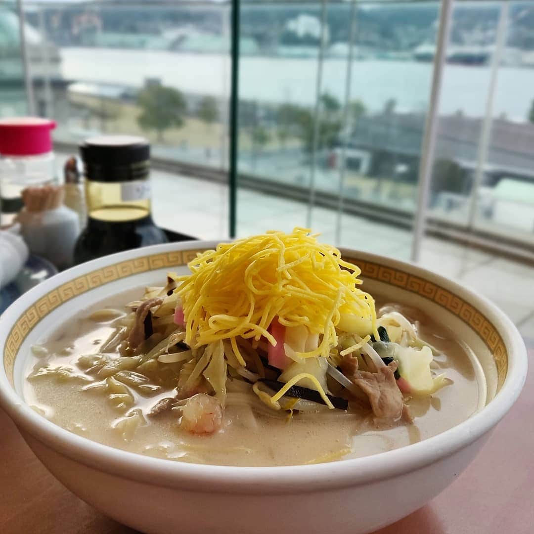 のインスタグラム：「＿＿＿＿＿＿＿＿＿＿＿＿＿＿＿＿＿ 🍜：ちゃんぽん 🏠：中華料理 四海楼(松が枝) ￣￣￣￣￣￣￣￣￣￣￣￣￣￣￣￣￣ 【ちゃんぽんの歴史を食べる】 ちゃんぽん発祥のお店。明治32年に創業した四海楼で生まれたちゃんぽん。長崎来たら行ってしまうよね。なんかすごい建物がそのままお店で驚き。絶景を眺めながら待っていると… . ちゃっくどぉ〜ん！！ . クリーミーでまろやかなスープで、海鮮のエキスが合わさったよう。錦糸卵が四海楼独特みたい。栄養を考えられて沢山の具材を取り入れたそうで、それが味にもしっかり現れている。ちょっとだけちゃんぽんの歴史を知れて良かった。」