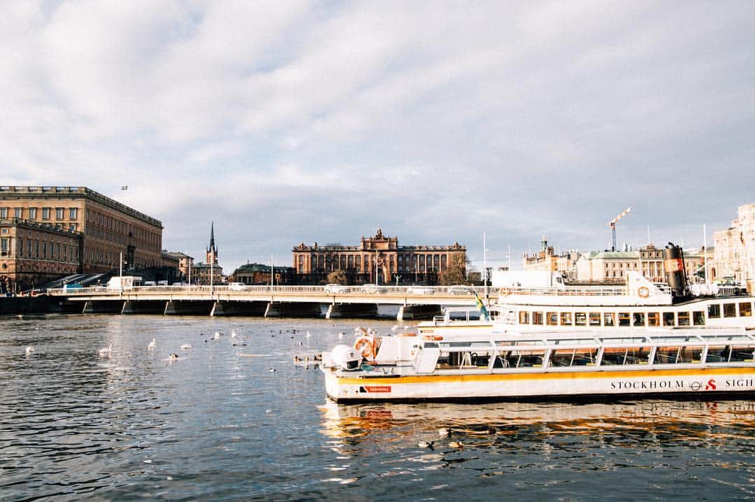 オブレクトさんのインスタグラム写真 - (オブレクトInstagram)「sleepy afternoon. ________________________  Skeppsholmsbron, Stockholm, Sweden Photo by @yshrokd  ________________________  #Skeppsholmsbron #Stockholm #sweden #sverige #schweden #visitsweden #swedenimages #sweden_photolovers #scandinavia #lensculture #atlantis #transit #landscapephotography #landscape_captures #beautifuldestination #keepexploring #travelawesome #lifeofadventure #wanderlust #worldcaptures #unsplash #oblekt #alrightwithyou #fineandeasywear  #オブレクト」3月20日 17時40分 - oblekt_jp