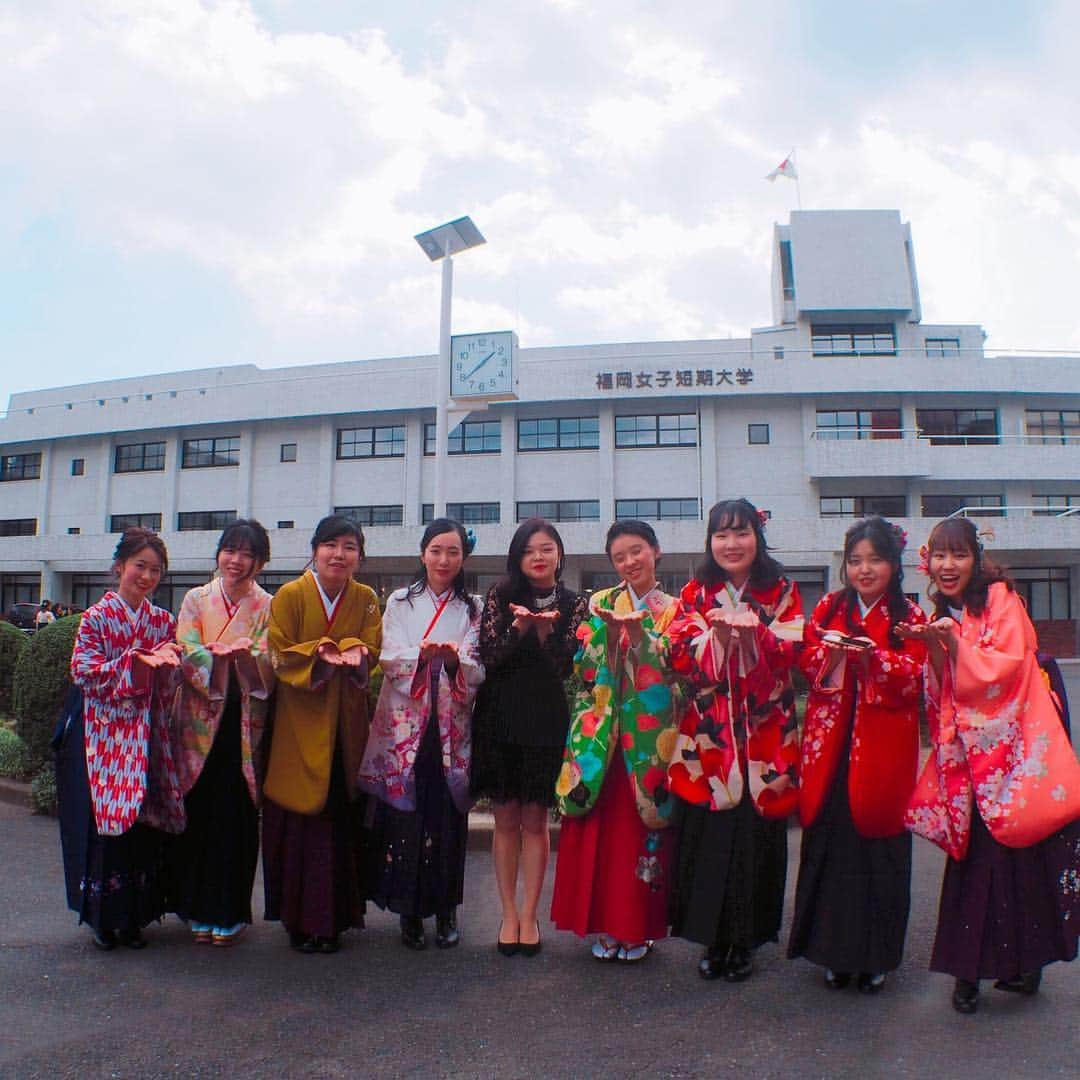 福岡女子短期大学さんのインスタグラム写真 - (福岡女子短期大学Instagram)「＠学位記授与式🌸 #福女短2019卒業 . 3／15(金)は学位記授与式（卒業式）でした。 卒業生、ご家族の皆さまおめでとうございます。 卒業式の写真をご紹介いたします。 . #福岡女子短期大学　#福女短 #卒業おめでとう #今までありがとう #出会いに感謝 #学位記授与式 #太宰府 #福岡 #卒業式 #福女短2019卒業 #福岡女子短期大学 #卒業証書 #福岡の女子短期大学　#2年間ありがとう　#袴　#卒業袴　#大学卒業　#卒業しました　#思い出沢山　#3月　#3月15日　 #成長が楽しみ #またいつか #この場所で #会おう #福岡女子短期大学文化教養学科 #写真好きな人と繋がりたい #写真撮るのが好きな人と繋がりたい #スナップ写真 #お洒落さんと繋がりたい #写真好きな人と繋がりたい #いいね返し . ======[ 資料請求 ]====== ． 福岡女子短期大学の資料請求（大学案内・入試要項など）を無料送付中です。お気軽に申し込みください。 . 子ども学科/健康栄養学科 音楽科/文化教養学科 ． 福岡女子短期大学 住所：福岡県太宰府市五条四丁目16番1号 tel：092-922-4034（代表） 092-922-1491（入試広報課） . ====== ====== ======」3月20日 17時42分 - fukuoka_wjc