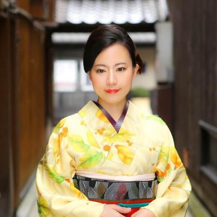 長嶺菜菜子のインスタグラム：「見てこの出来栄えΣ (　 Д )ﻌﻌﻌﻌ⊙︎ ⊙︎﻿﻿ ﻿﻿ ﻿﻿ お澄まし顔( '∀︎' )﻿ ﻿ 八重歯を封印( '∀︎' )﻿ ﻿ 見慣れない自分の顔( '∀︎' )﻿ ﻿ ﻿ ﻿ ﻿京都で着物撮影👘﻿ ﻿ 桃の節句🎎の日に撮りに行った写真が出来上がったヾ(*･∀︎･*)ﾉﾞ﻿ ﻿﻿ ﻿ 京都は撮影どころがたくさん´ ³`°) ♬︎*.:*¸¸﻿ ﻿ ﻿ ﻿﻿ ﻿ ﻿ ﻿ ﻿﻿ ﻿ *☼*―――――*☼*―――――*☼*―――――﻿ ﻿﻿ @smile_photo_office﻿﻿ ﻿ では﻿﻿ ﻿﻿ 着物レンタル﻿﻿ ﻿ +﻿ ヘアセット﻿﻿ ﻿ +﻿ メイク﻿﻿ ﻿ +﻿ カメラマン﻿﻿ ﻿ +﻿ 散策﻿﻿ ﻿﻿ のプランがあって  めっちゃくちゃおすすめ😍😍﻿ ﻿﻿ ﻿﻿ ﻿﻿ プロが全てしてくれるから﻿﻿ ﻿﻿ いつもとは違った自分に出会えるし﻿﻿ ﻿﻿ カメラマンにめちゃくちゃ素敵に撮ってもらえる( • ̀ω•́ )﻿﻿ ﻿ ﻿ ﻿﻿ ﻿カメラマンもスタッフさんも気さくでめちゃくちゃ話しやすい🥰﻿ 自然体で撮ってくれる♡ ﻿ ﻿﻿ #着物 #着物撮影 #京都 #京都散策 #京都着物散策 #着物レンタル #スマイルフォトオフィス #smilephotooffice #着物撮影専門スタジオ  #京都ロケーションフォト #京都着物レンタル #着付け #レンタル着物 #kimono #kyotokimono #kyoto #Kimonorental #和服租賃 #京都觀光 #出租和服 #京都和服 #교토기모노대여 #교토기모노 #기모노산책 #沖縄出身 #うちなんちゅ #着物モデル #モデル #モデル撮影」